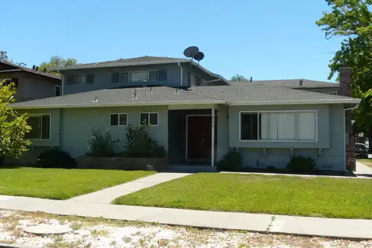Listing photo 1 of 5