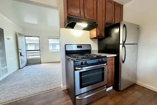 Listing photo 1 of 5