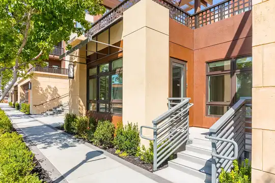 Listing photo 1 of 5