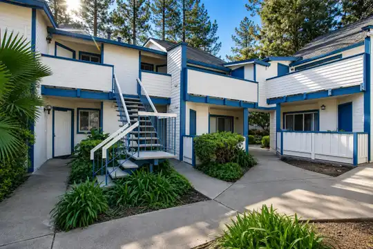 Listing photo 1 of 5