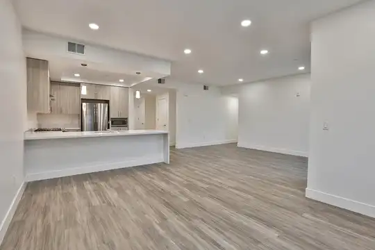 Listing photo 1 of 5