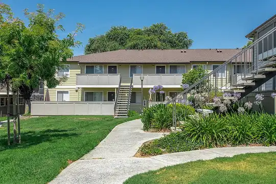 Listing photo 1 of 5
