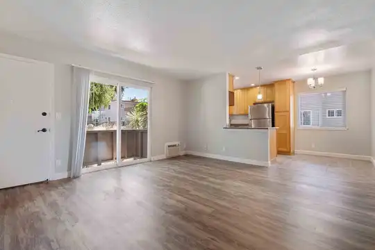 Listing photo 1 of 5