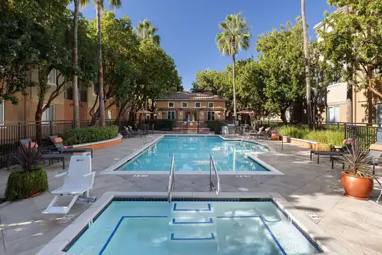Listing photo 1 of 5