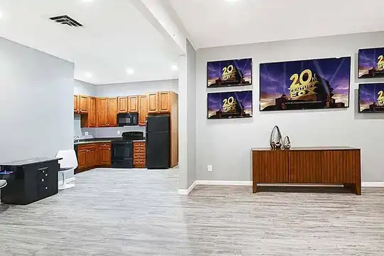 Listing photo 1 of 5