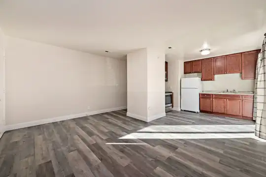 Listing photo 1 of 5