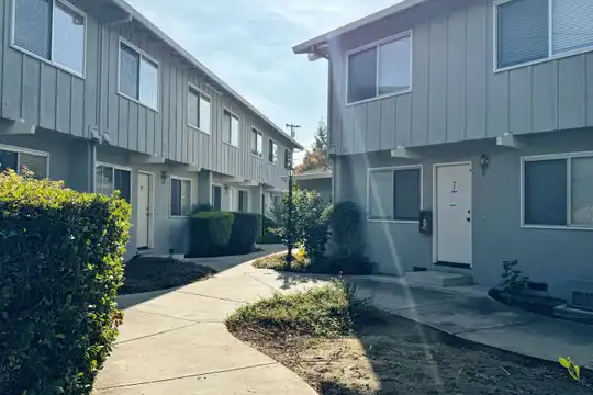 Listing photo 1 of 5