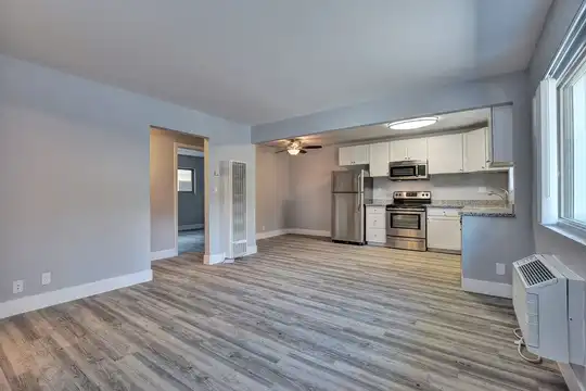Listing photo 1 of 5