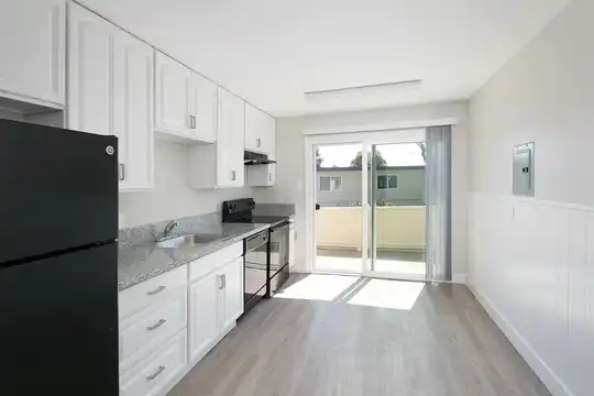 Listing photo 1 of 5