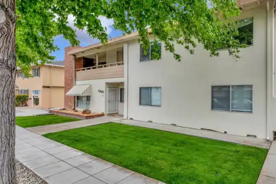 Listing photo 1 of 5