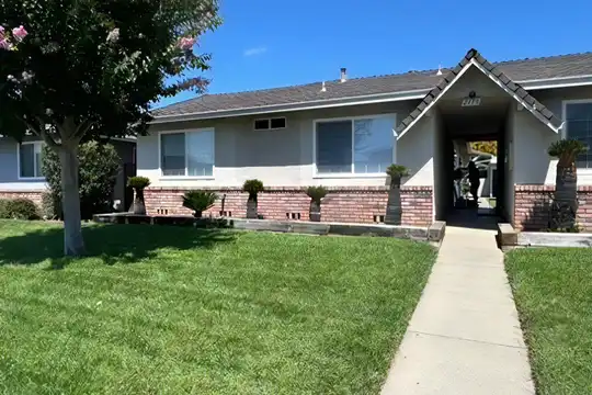 Listing photo 1 of 5