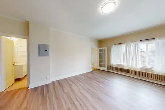Listing photo 1 of 5
