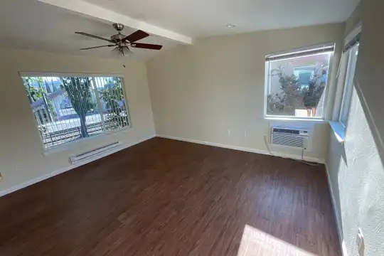 Listing photo 1 of 5