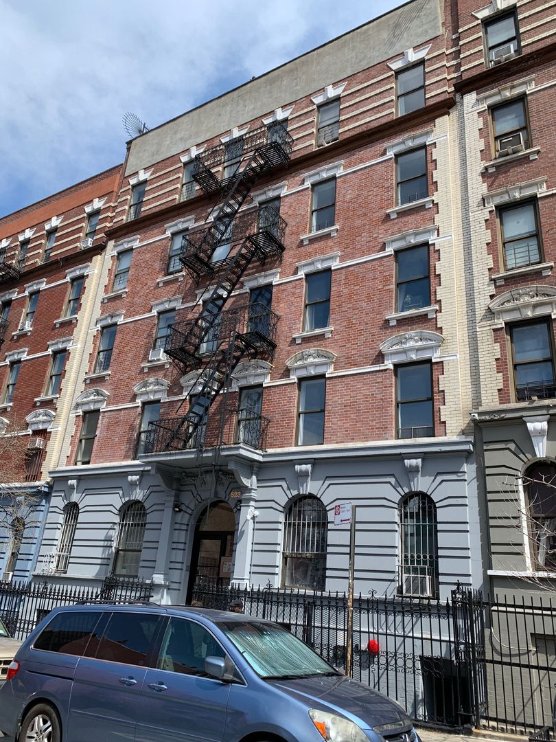 Listing photo 1 of 7