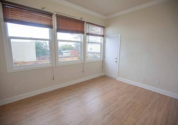 Listing photo 1 of 4