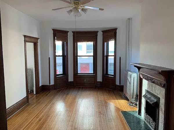 Listing photo 1 of 4