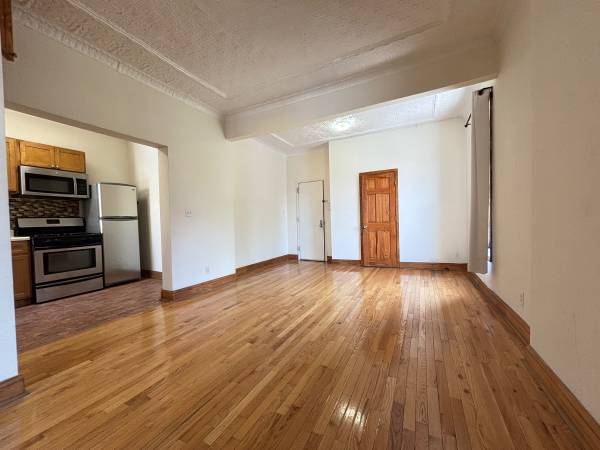 Listing photo 1 of 5