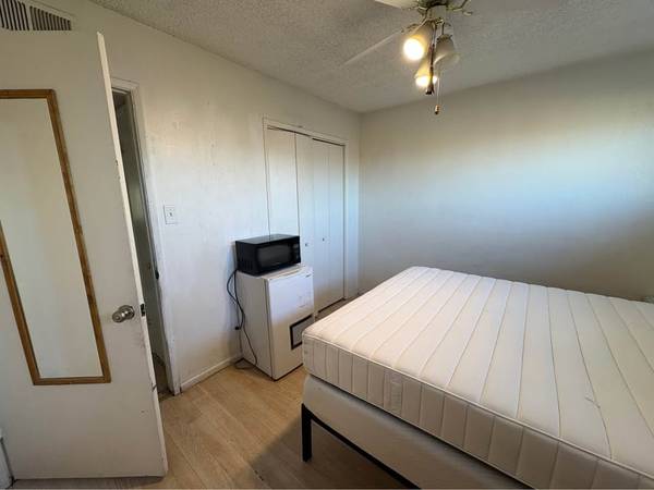 Listing photo 1 of 4