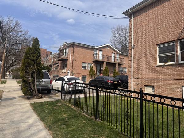 Listing photo 1 of 5