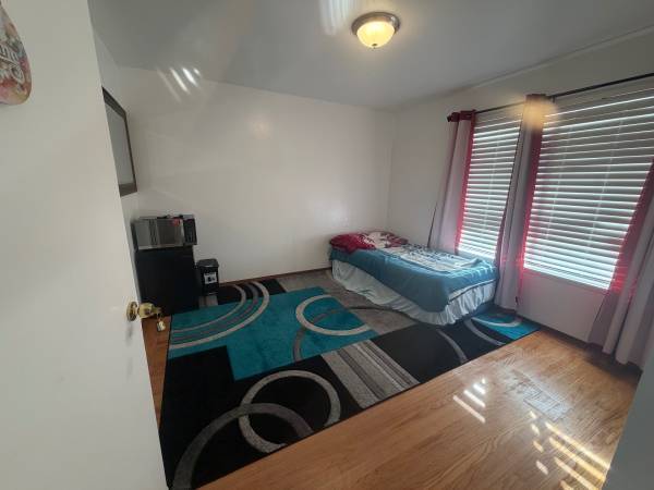 Listing photo 1 of 4