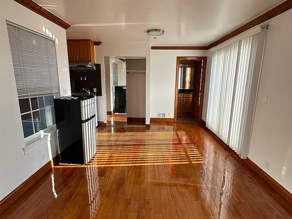 Listing photo 1 of 4