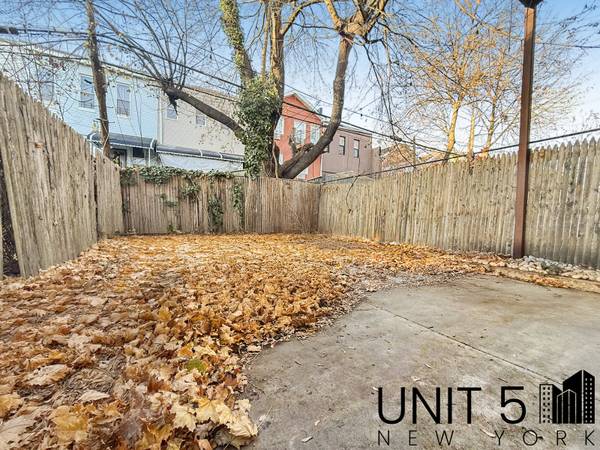 Listing photo 1 of 5