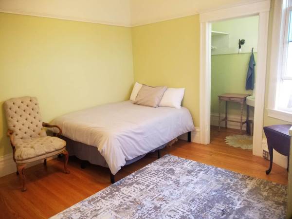 Listing photo 1 of 5