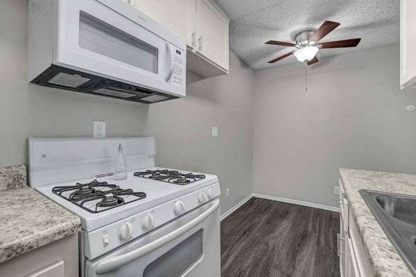 Listing photo 1 of 5