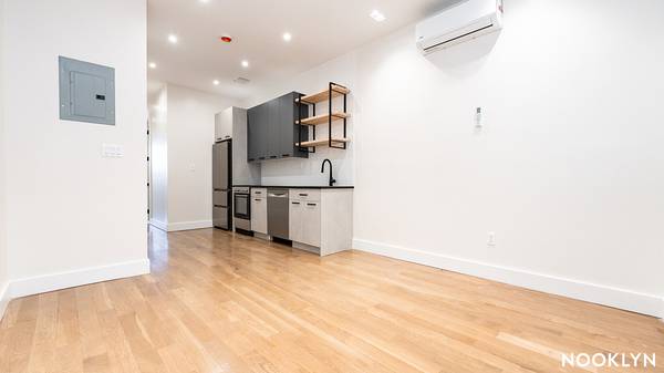 Listing photo 1 of 4