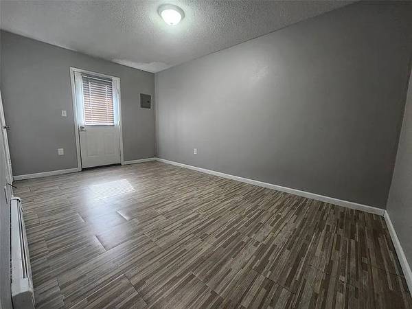 Listing photo 1 of 4