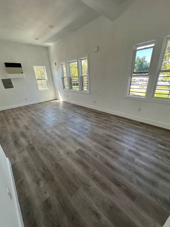 Listing photo 1 of 5