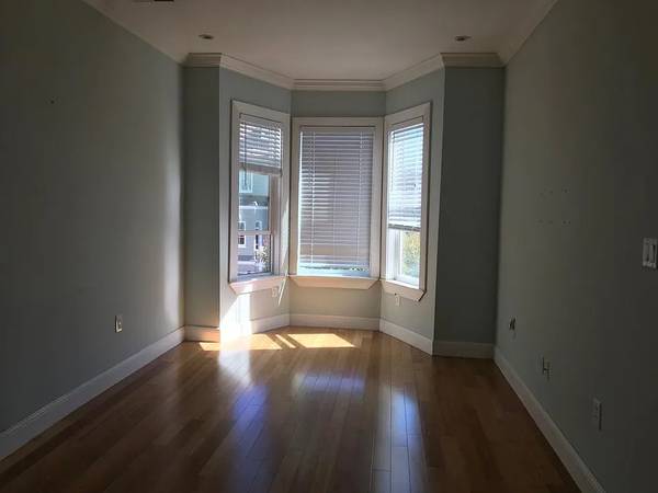 Listing photo 1 of 4