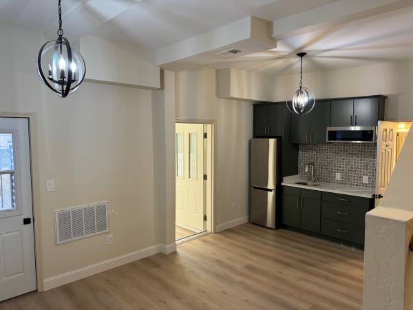 Listing photo 1 of 5