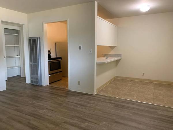 Listing photo 1 of 4