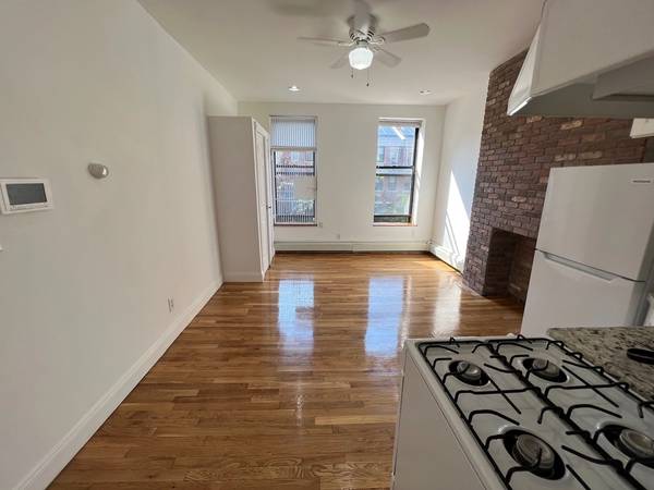 Listing photo 1 of 7