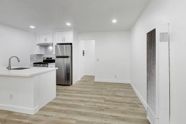 Listing photo 1 of 5