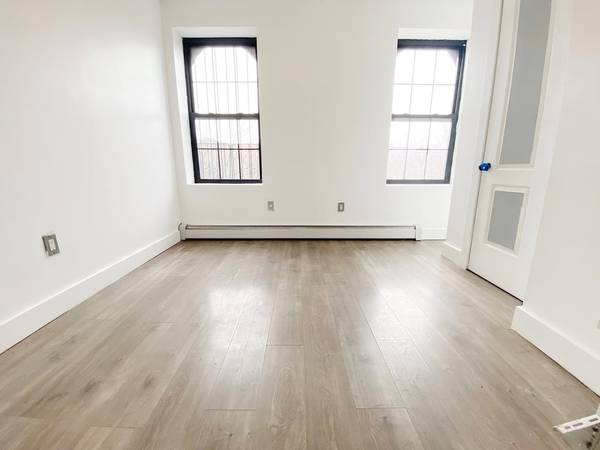 Listing photo 1 of 5