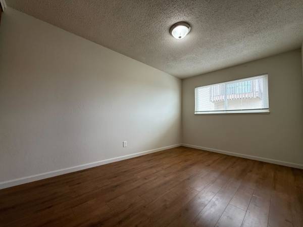 Listing photo 1 of 3