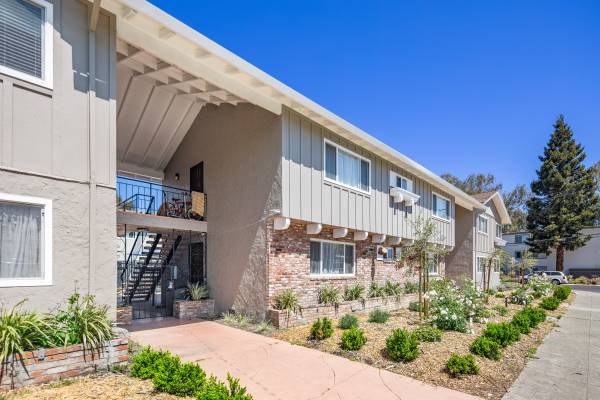 Listing photo 1 of 4