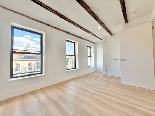 Listing photo 1 of 9