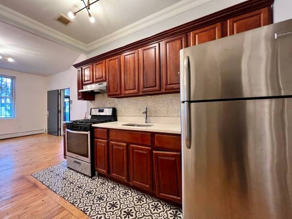 Listing photo 1 of 5