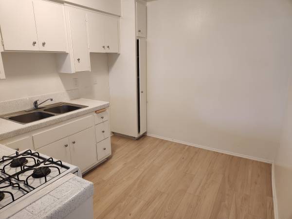 Listing photo 1 of 4