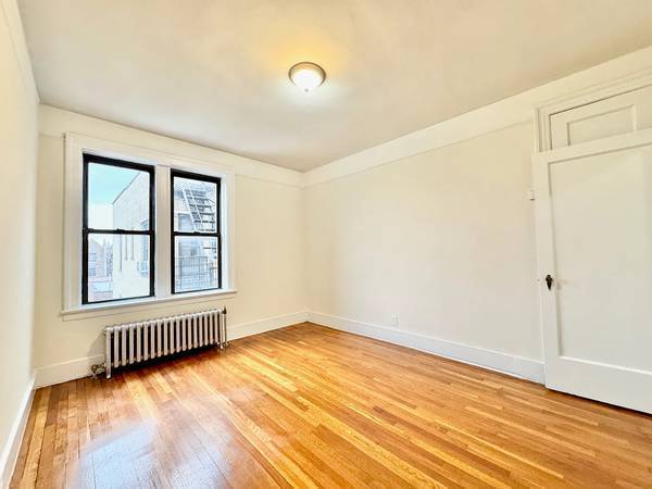 Listing photo 1 of 5
