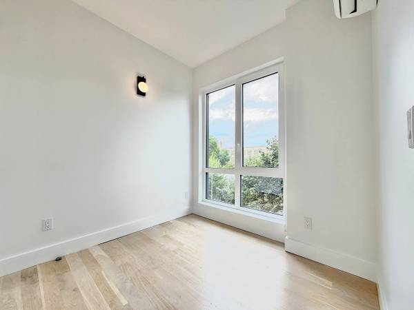 Listing photo 1 of 4