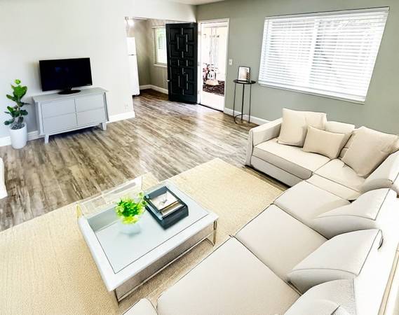 Listing photo 1 of 3