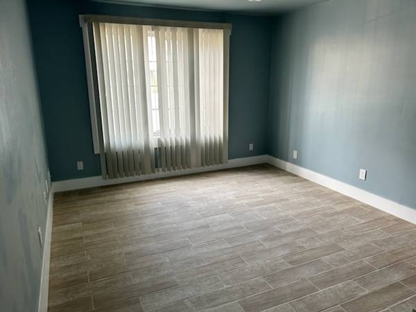 Listing photo 1 of 4