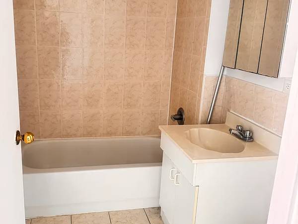 Listing photo 1 of 4
