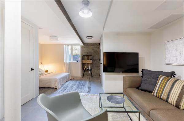 Listing photo 1 of 5