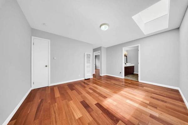Listing photo 1 of 4