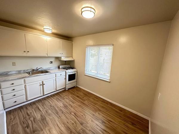 Listing photo 1 of 4